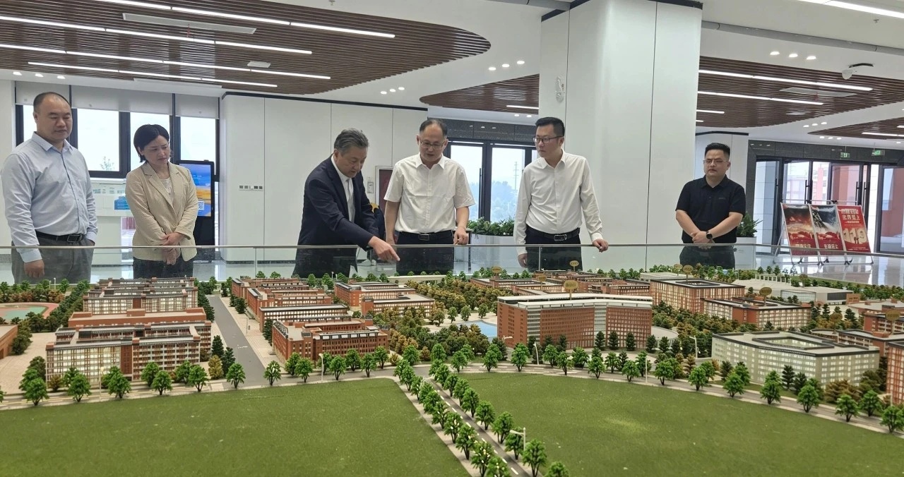 区委书记郑晓军赴高岳矿山集…